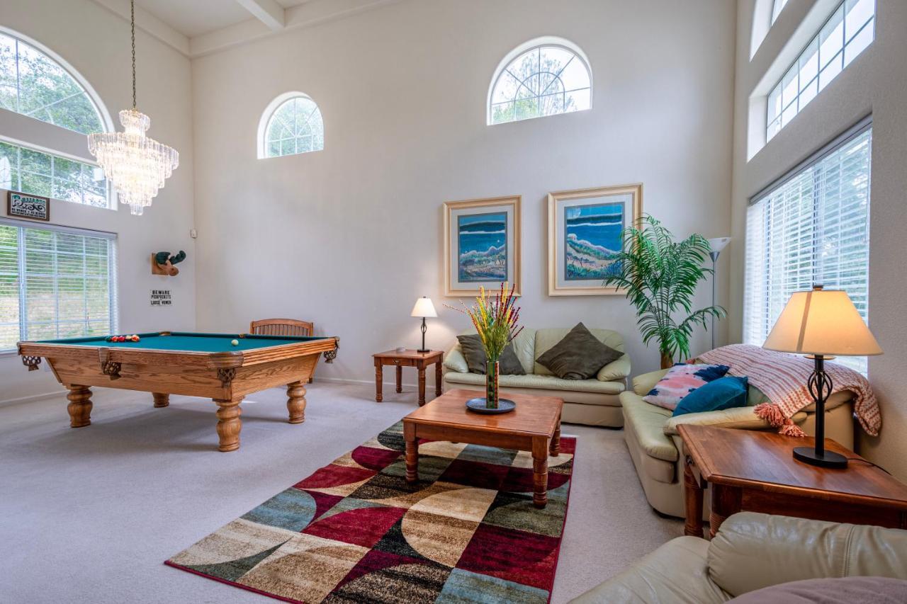 Mountain Majesty With Hot Tub, Pool Table, Generator, Ev Hookup Villa